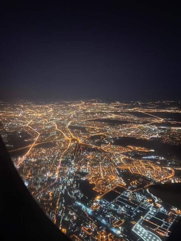 Фото из иллюминатора самолета ночью