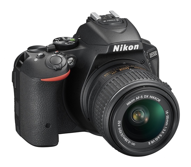 Nikon D5500 стал легче и компактнее, но эргономика от этого не пострадала: камеру удобно удерживать за ухватистую рукоятку