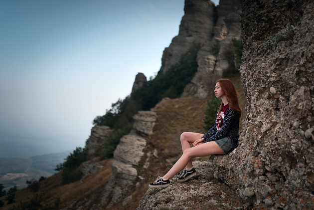 Nikon D810 / Nikon AF-S Nikkor 35mm f/1.4G

Если бы меня попросили выбрать единственный объектив, который я взял бы в путешествие, я почти не задумываясь ответил бы: светосильный объектив с фокусным расстоянием 35 мм. Все современные 35-мм фиксы дают отличное качество картинки и способны хорошо размывать фон. А их угол обзора при наличии определённых навыков позволяет снимать и уличные зарисовки, и пейзажи, и портреты. Отмечу, что у каждого фотографа есть свои любимые фокусные расстояния. Кто-то считает для себя универсальным 50-мм объектив или даже 85-мм. Тут всё очень субъективно и зависит лишь от вашего личного опыта.