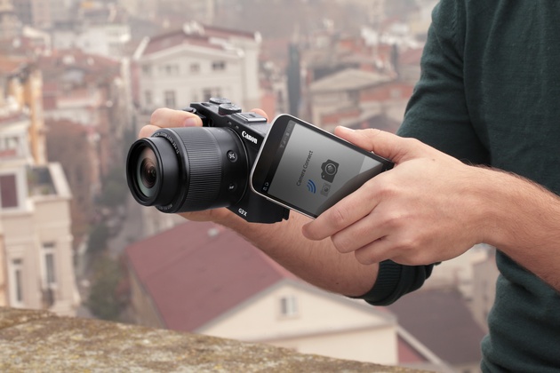 Canon PowerShot G3 X в окружении дополнительных аксессуаров