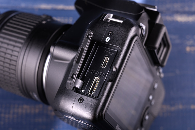 У Nikon D3500 есть «горячий башмак» — разъём, в который можно установить все вспышки, совместимые с фотоаппаратами Nikon. 