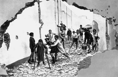 Фотоискусство. Зарубежное искусство 20 в. А. Картье-Брессон (Франция). «Дети, играющие в руинах. Испания». 1933.