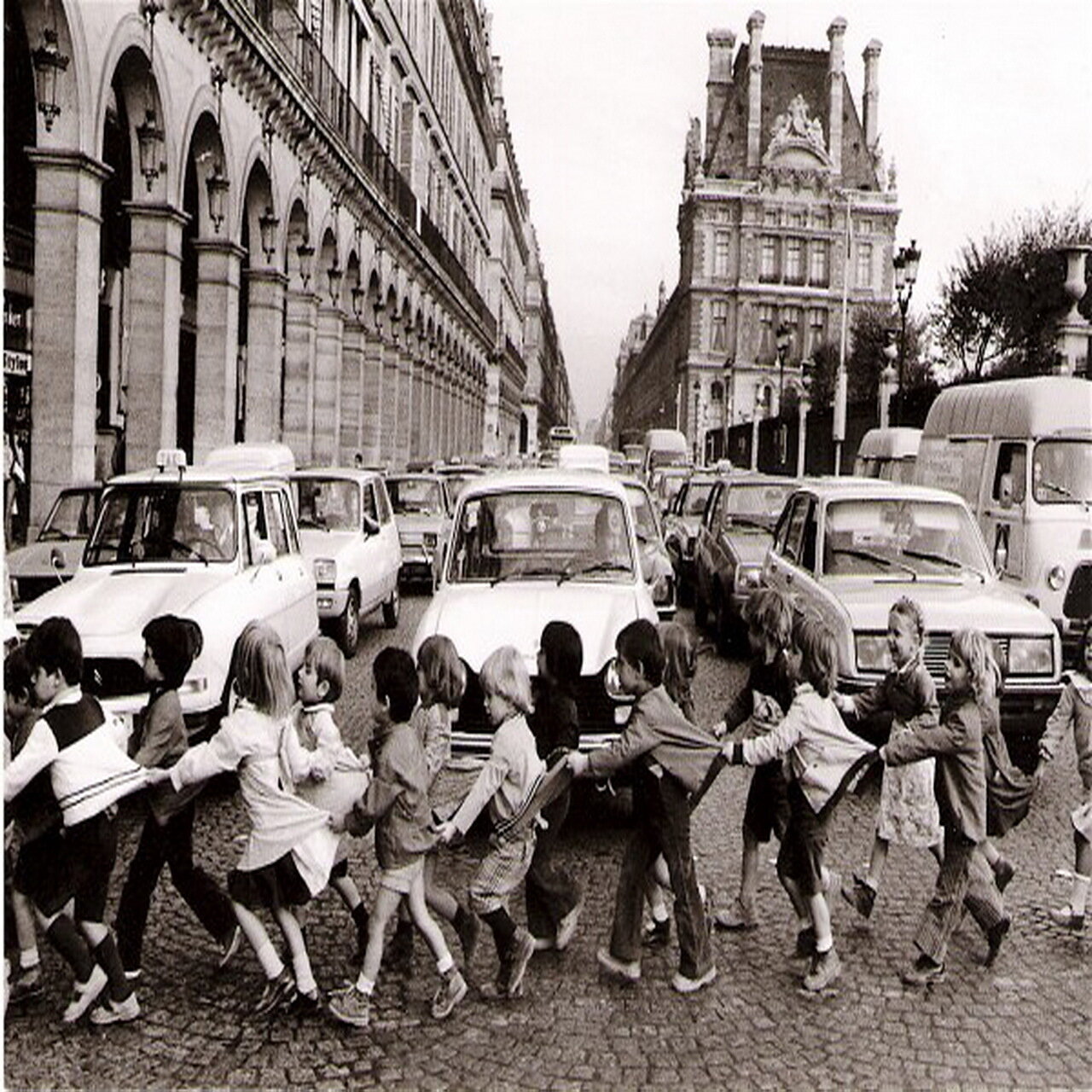 1978. Школьники на улице Риволи в Париже