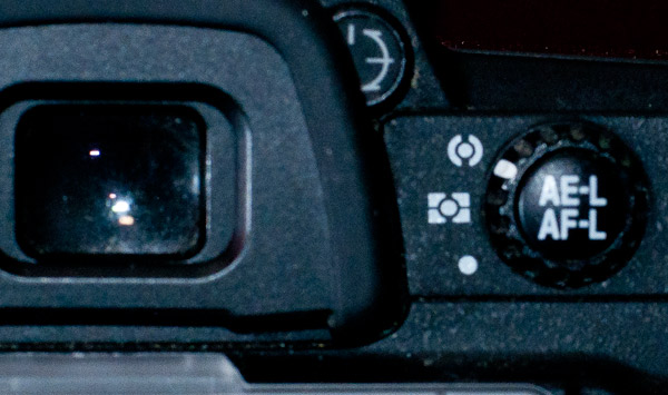 На этом снимке вы видите режимы экспозамера на камере Nikon. Верхний режим — центровзвешенный замер экспозиции — позволяет уточнить область до гораздо меньшего размера. Обычно используется режим, расположенный посередине. Он позволяет брать во внимание всю обстановку в кадре целиком.