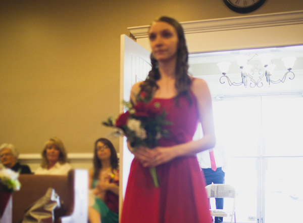 На последней свадьбе, где я был фотографом, я слишком доверился автофокусу. Очевидно, что контровый свет обманул мою камеру.