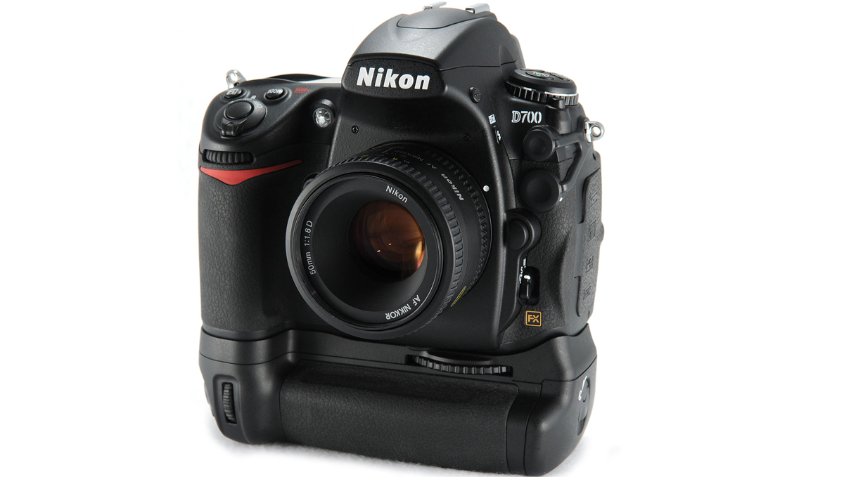Легендарная Nikon D700 с бустером MB-D10 и объективом Nikon 50mm 1:1.8D AF Nikkor (MKIII)