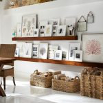 Расположение фотографий на деревянных полках