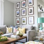 Угловой диван с множеством подушек