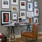 Стеклянный стол в кабинете