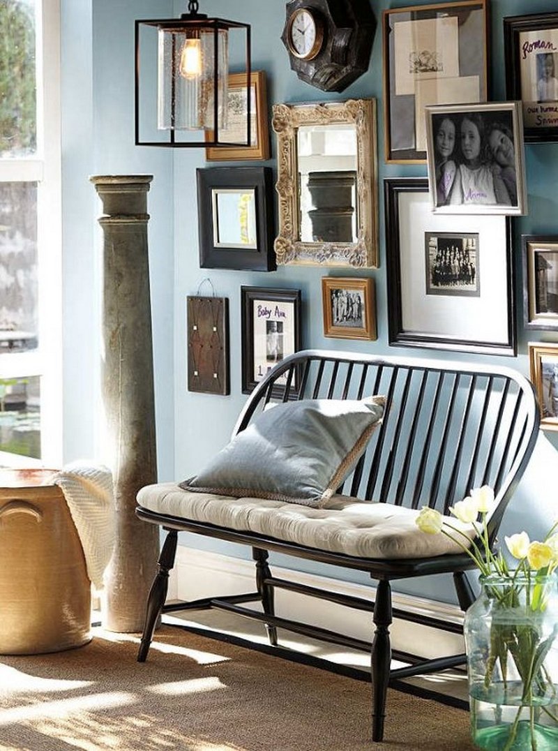 Фоторамки разного стиля на стене