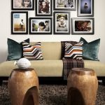 Деревянные столики у дивана необычной формы