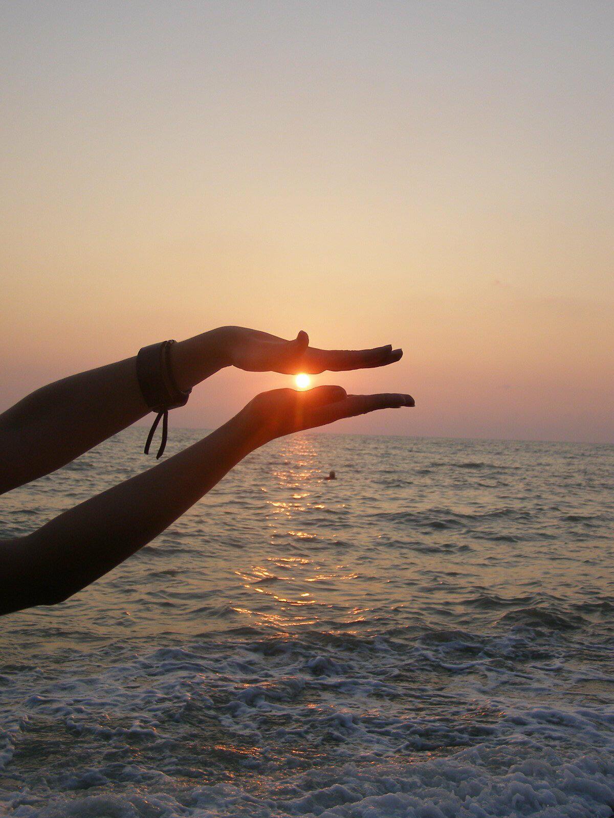 две руки на фоне моря